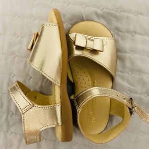Beautifull gold sandals size 5.